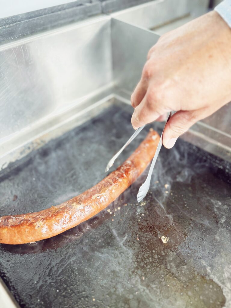 die Bergbratwurst beim Boxenstop auf der Turracher Höhe