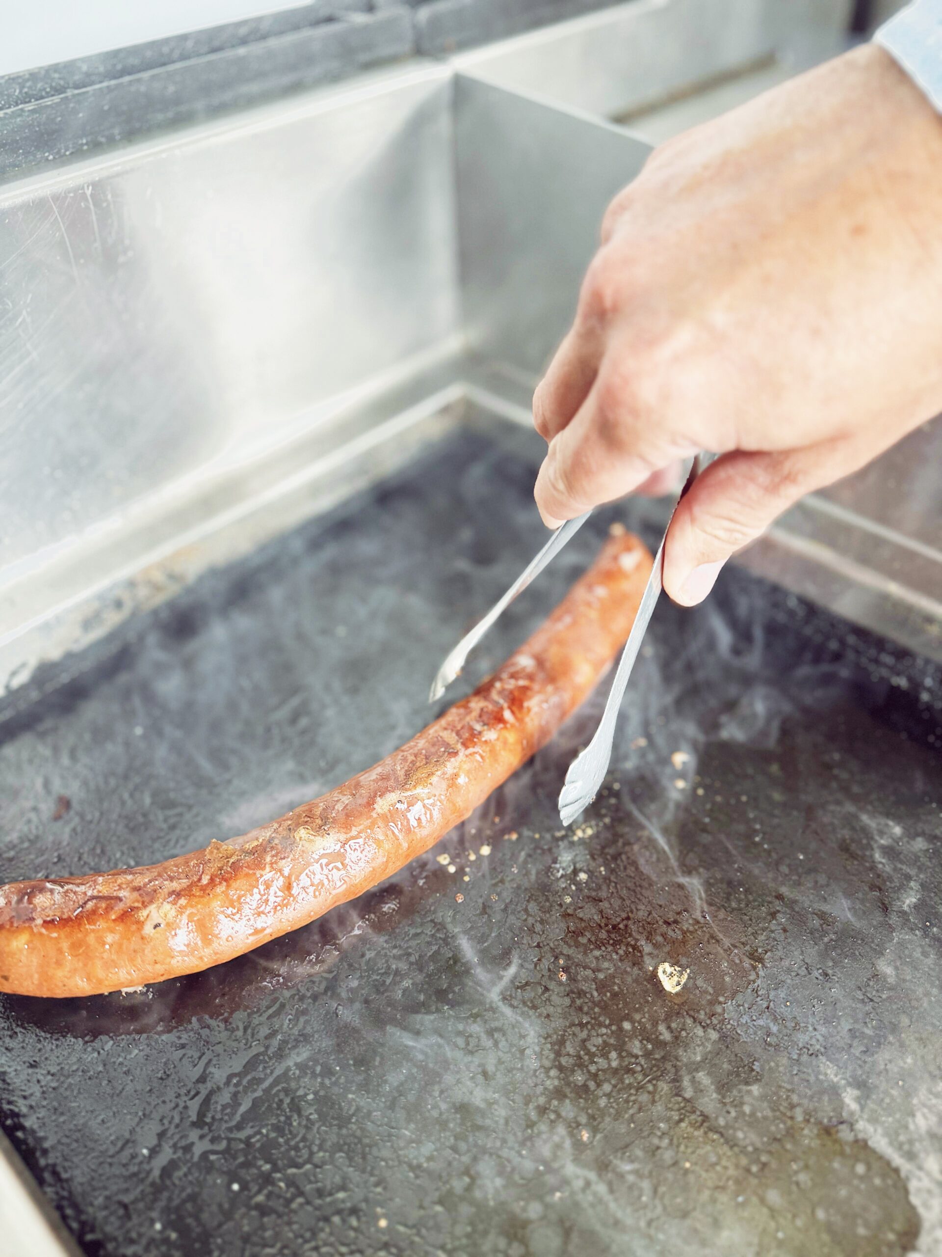 die Bergbratwurst beim Boxenstop auf der Turracher Höhe