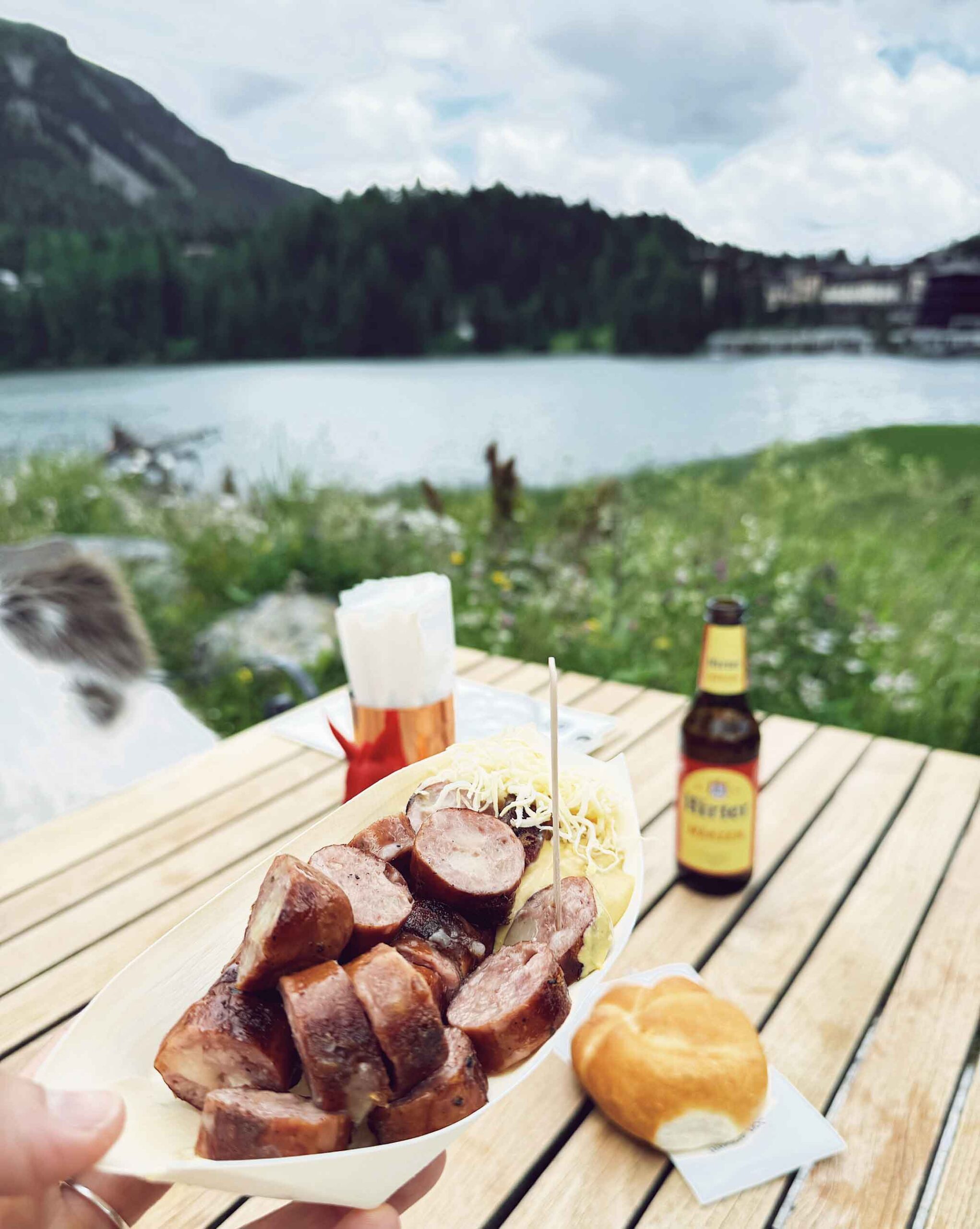 Snacks und heimische Köstlichkeiten beim Boxenstop beim Almschatz auf der Turrach