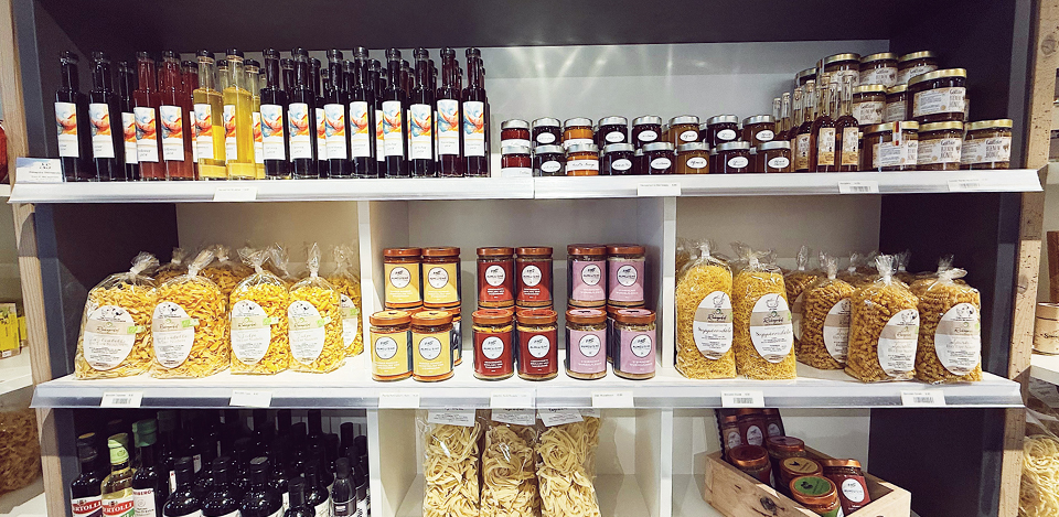 Lebensmittel des täglichen Bedarfs im Almschatz auf der Turracher Höhe