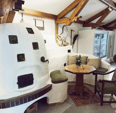 gemütliche Sitzecke mit Kamin im Almschatz auf der Turracher Höhe